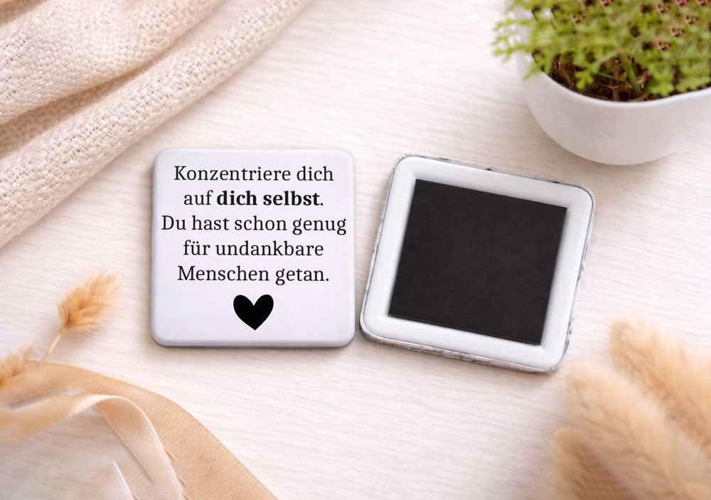 Magnetbutton „Konzentriere dich auf dich selbst“ - Kühlschrank Magnet 5x5 cm, quadratisch