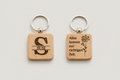Gravierter Holz Schlüsselanhänger personalisiert | Initiale mit Name | Geschenk für Herzensmenschen