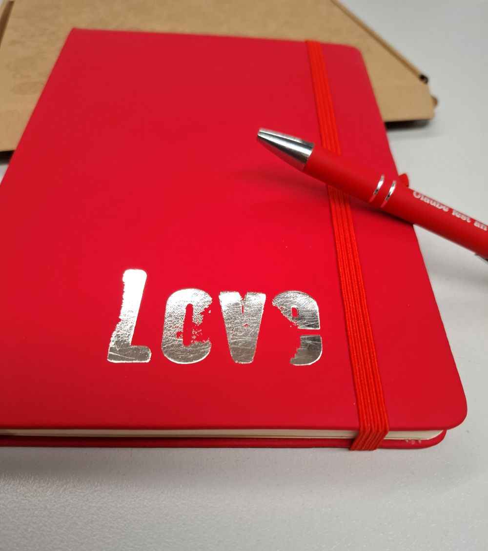 A5 Notizbuch mit silberner Prägung "LOVE" und graviertem Kugelschreiber