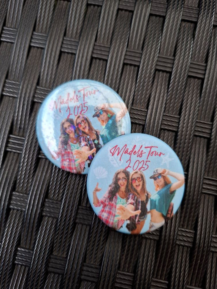 Personalisierter Urlaubsbutton 2025 – mit Wunschtext & Foto