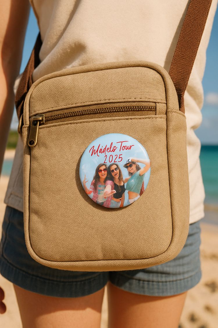 Personalisierter Urlaubsbutton 2025 – mit Wunschtext & Foto