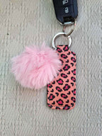 Stylisches Schlüsselband aus Neopren mit Lippenstifthalter & Pom Pom – Animalprint in Rosa/Pink