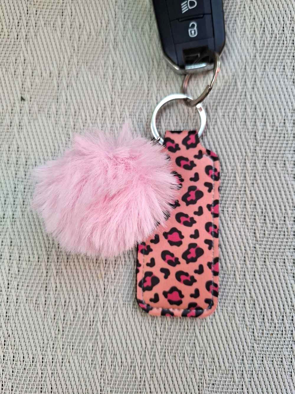 Stylisches Schlüsselband aus Neopren mit Lippenstifthalter & Pom Pom – Animalprint in Rosa/Pink