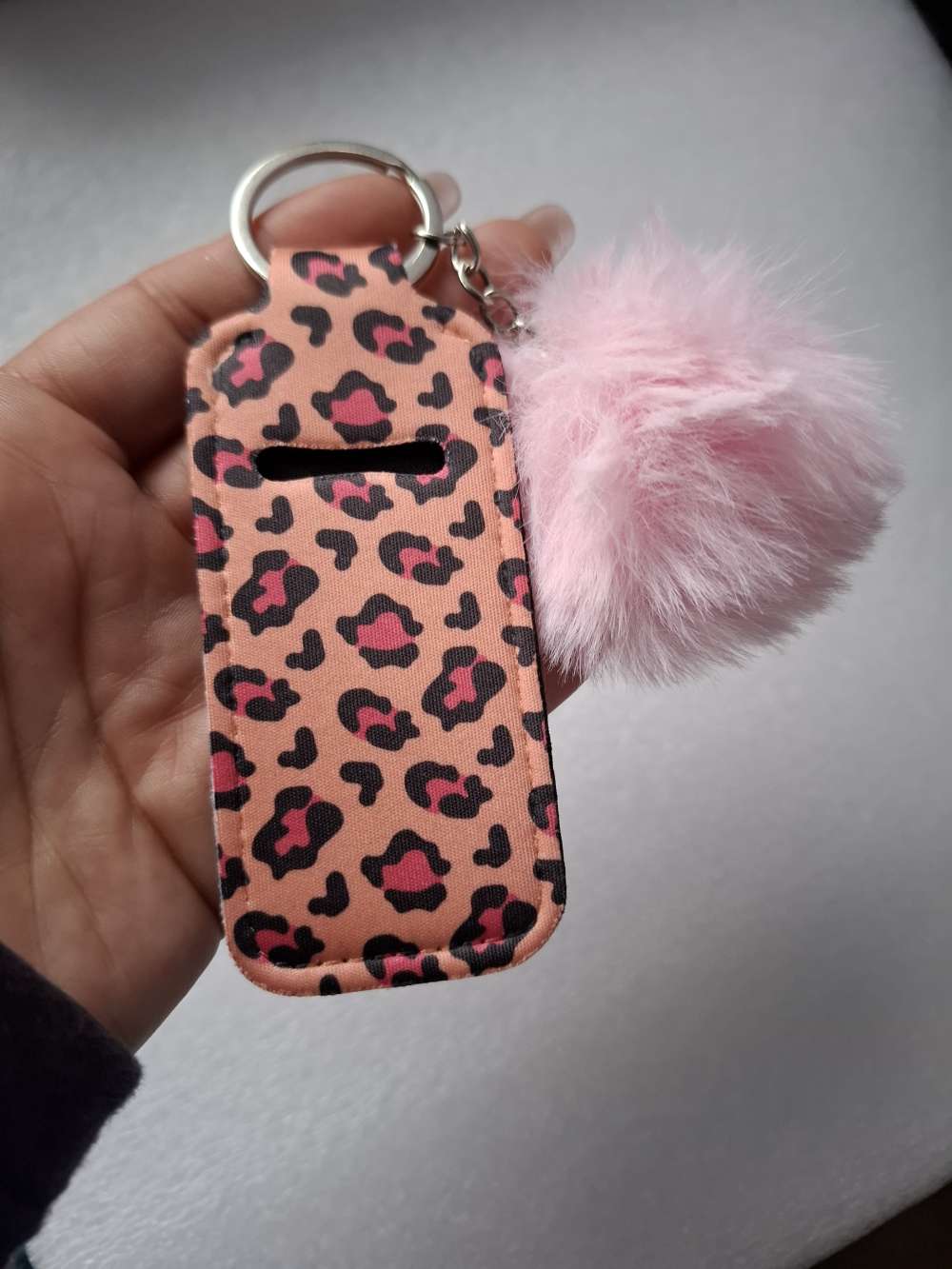 Stylisches Schlüsselband aus Neopren mit Lippenstifthalter & Pom Pom – Animalprint in Rosa/Pink