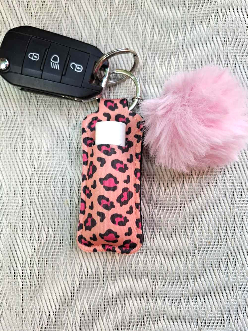 Stylisches Schlüsselband aus Neopren mit Lippenstifthalter & Pom Pom – Animalprint in Rosa/Pink