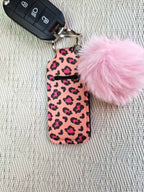 Stylisches Schlüsselband aus Neopren mit Lippenstifthalter & Pom Pom – Animalprint in Rosa/Pink