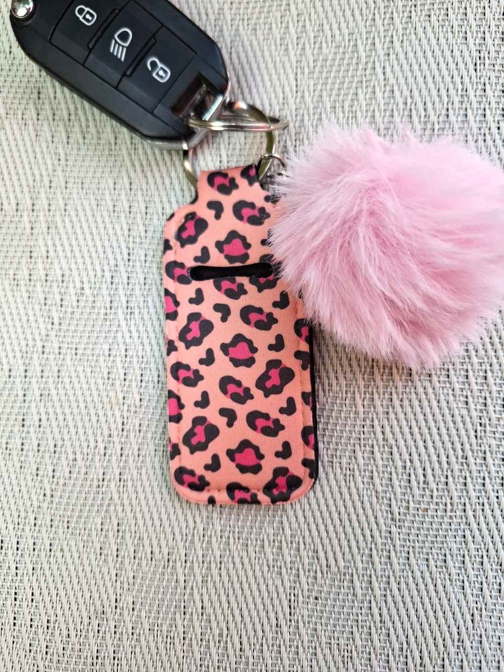 Stylisches Schlüsselband aus Neopren mit Lippenstifthalter & Pom Pom – Animalprint in Rosa/Pink