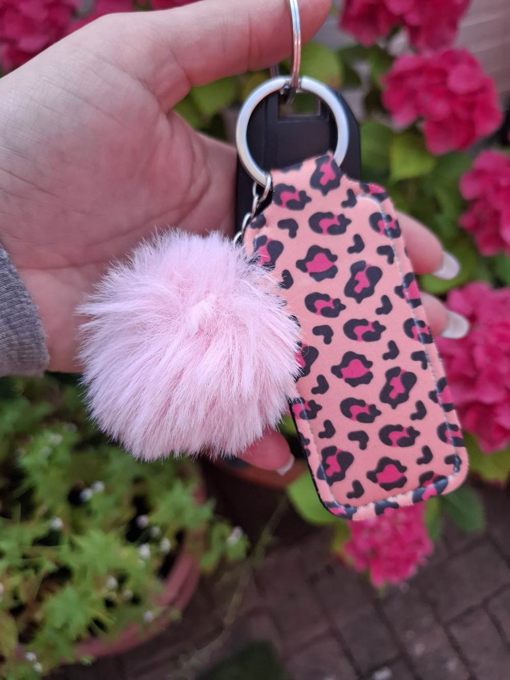 Stylisches Schlüsselband aus Neopren mit Lippenstifthalter & Pom Pom – Animalprint in Rosa/Pink