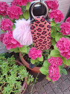 Stylisches Schlüsselband aus Neopren mit Lippenstifthalter & Pom Pom – Animalprint in Rosa/Pink