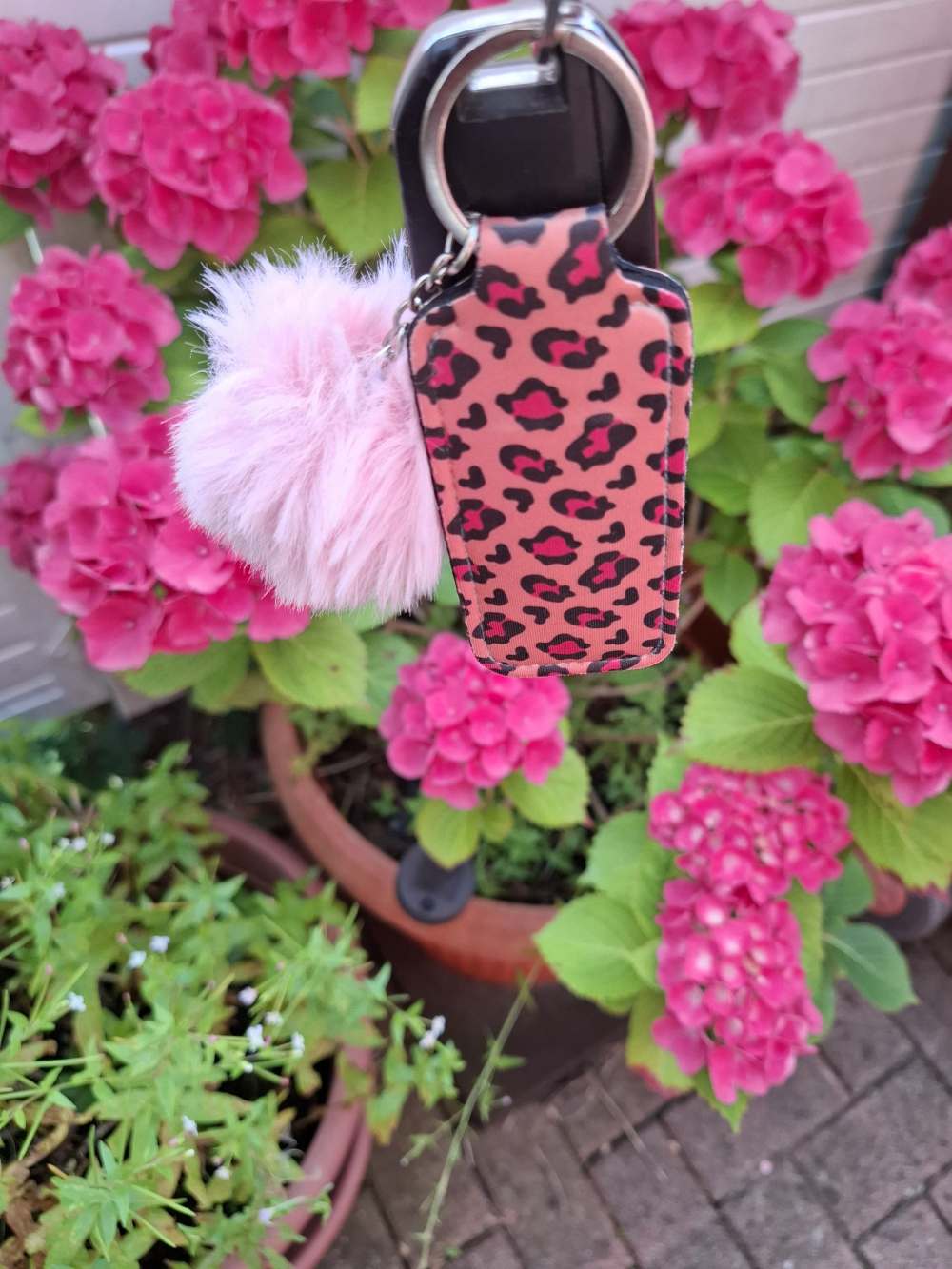 Stylisches Schlüsselband aus Neopren mit Lippenstifthalter & Pom Pom – Animalprint in Rosa/Pink