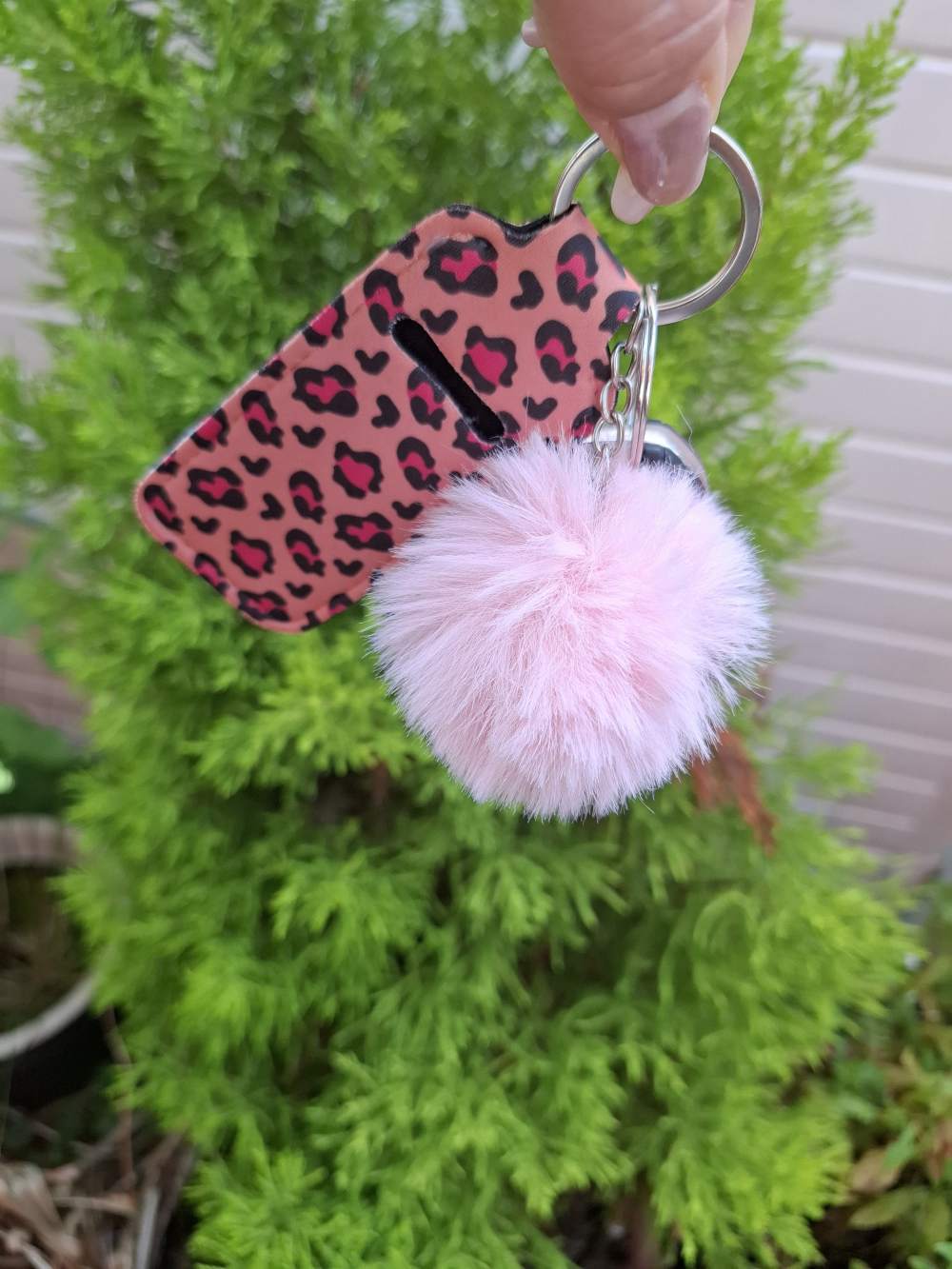 Stylisches Schlüsselband aus Neopren mit Lippenstifthalter & Pom Pom – Animalprint in Rosa/Pink