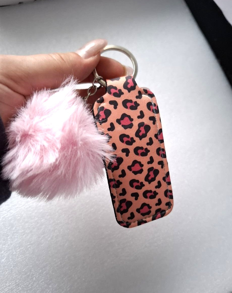 Stylisches Schlüsselband aus Neopren mit Lippenstifthalter & Pom Pom – Animalprint in Rosa/Pink