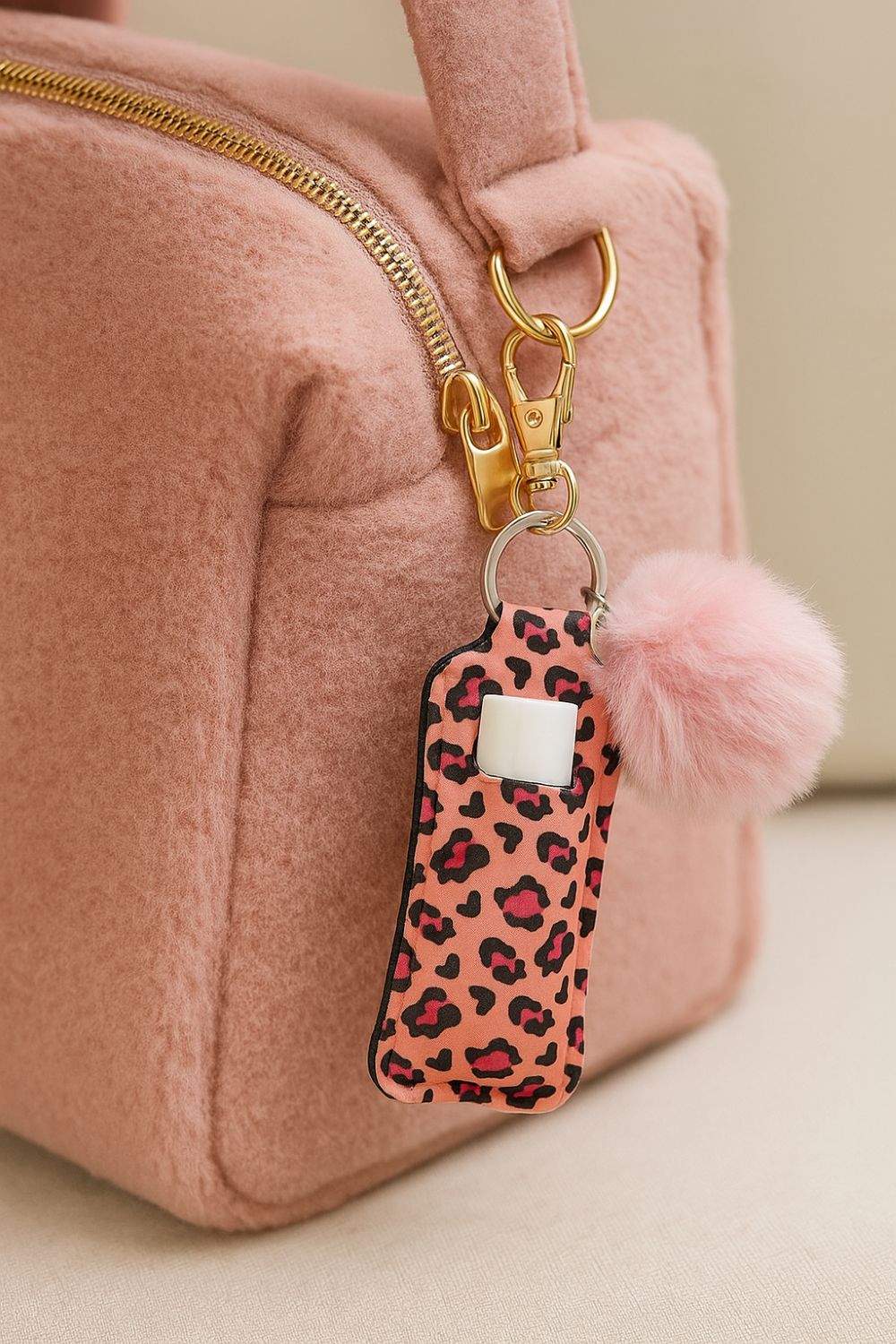 Stylisches Schlüsselband aus Neopren mit Lippenstifthalter & Pom Pom – Animalprint in Rosa/Pink