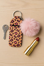 Stylisches Schlüsselband aus Neopren mit Lippenstifthalter & Pom Pom – Animalprint in Rosa/Pink
