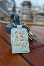 Schlüsselanhänger aus Kunstleder mit Lasergravur – „Zuhause ist wo der Anker fällt“ – himmelblau, praktisch mit Chip-Aufbewahrung