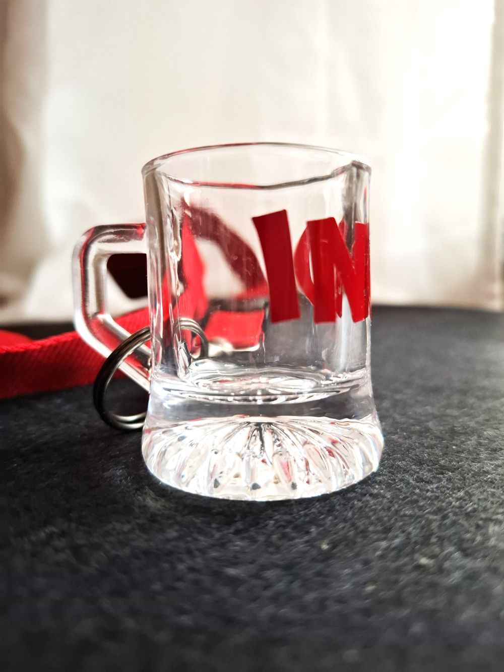 Schnapsglas zum Umhängen 2 ml - Glas mit Henkel, personalisiert mit Namen - Ideal für Kohlfahrt & Party
