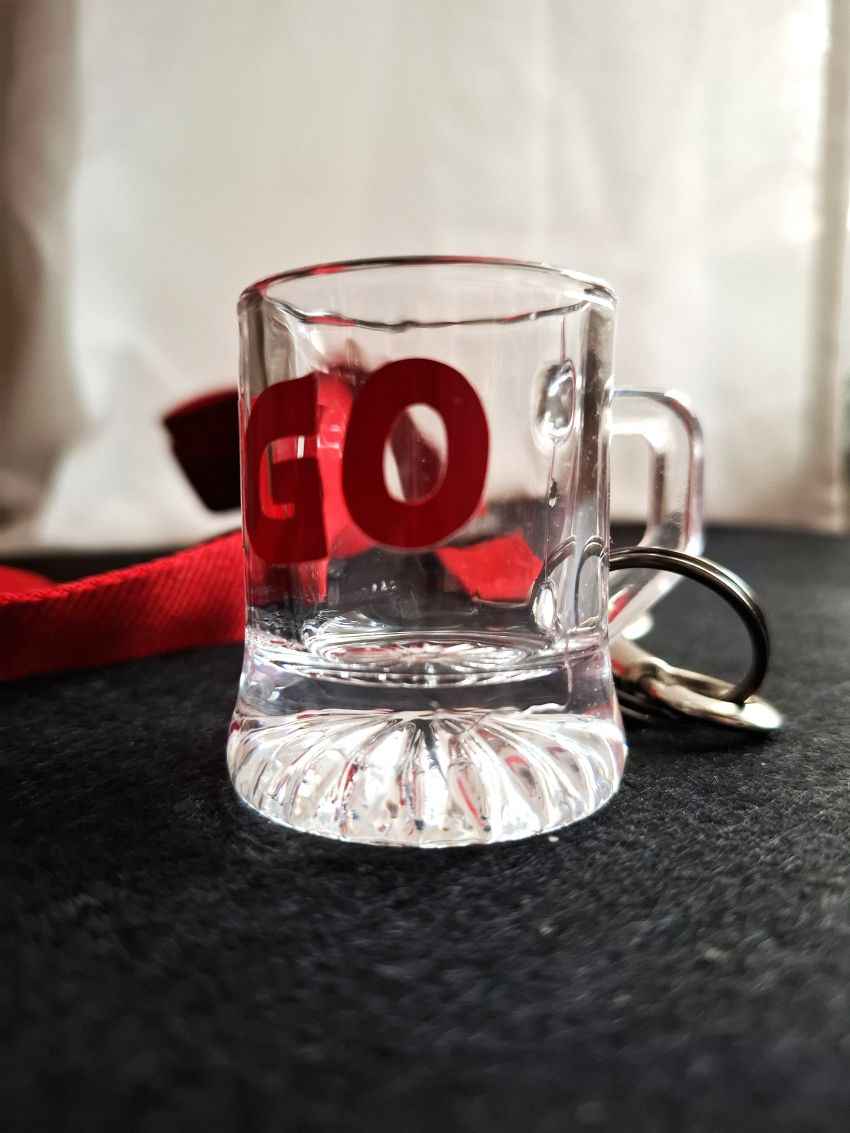 Schnapsglas zum Umhängen 2 ml - Glas mit Henkel, personalisiert mit Namen - Ideal für Kohlfahrt & Party