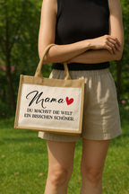 Mama Jutetasche im Alltag getragen – praktische und nachhaltige Geschenkidee für Muttertag und Geburtstag