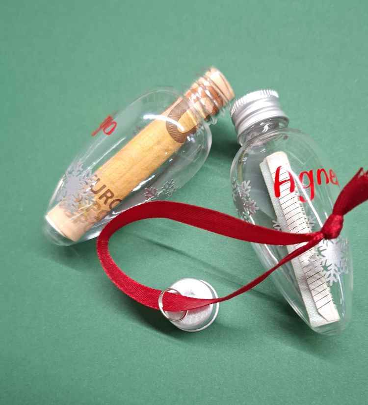 Set aus 2 befüllbaren Weihnachtsanhängern – personalisierbar, klar mit Schneeflocken, 8 cm, mit Drehverschluss – für Geldgeschenke, Botschaften & Süßes