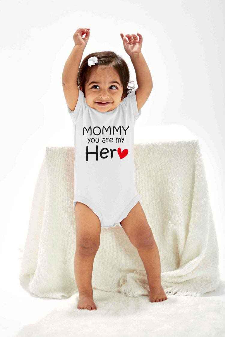 Bügelmotiv 'MOMMY YOU ARE MY HERO' – Personalisierbarer Bügeltransfer für Muttertag | 4 Größen | DIY-Geschenk für Mama