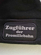 Zugführer der Promillebahn – Schwarze Mütze mit Reflex-Patch für Kohlfahrt & Party