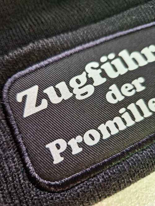 Zugführer der Promillebahn – Schwarze Mütze mit Reflex-Patch für Kohlfahrt & Party
