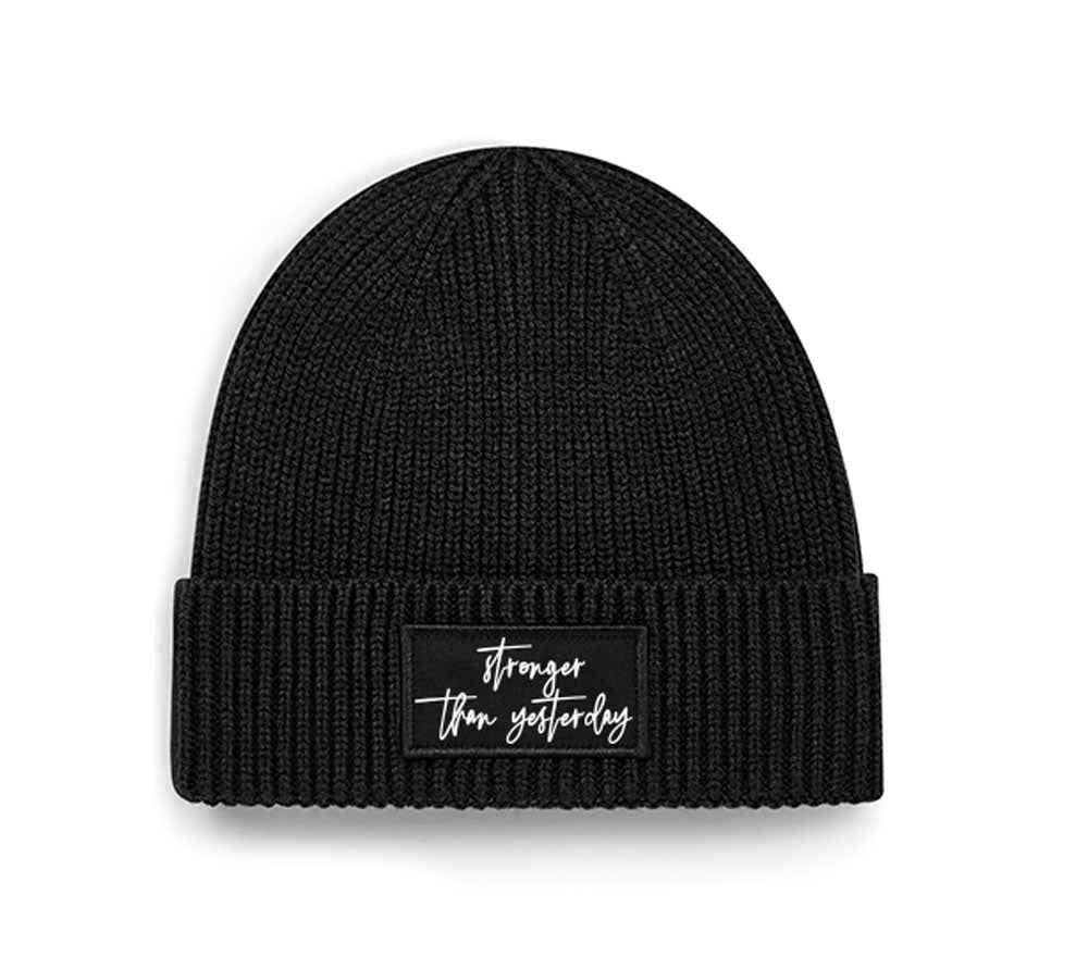 Patch Beanie Schwarz – „Stronger Than Yesterday“ | Unisex Streetwear Mütze