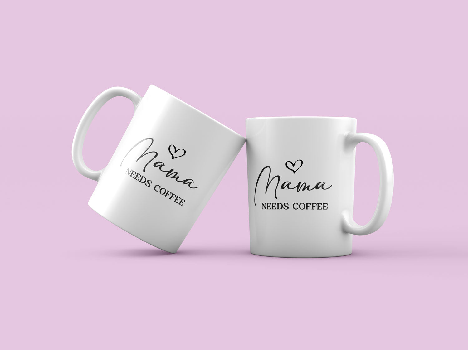 Zwei weiße Tassen mit dem Schriftzug „Mama needs coffee“ und einem Herzsymbol stehen auf einem hellrosa Untergrund, wobei eine Tasse zur anderen geneigt ist.