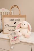 Personalisierbares Geschenkset zur Geburt mit Kuscheltier, Jutetasche und Karte – AC Designs