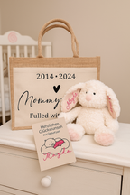 Personalisierbares Geschenkset zur Geburt mit Kuscheltier, Jutetasche und Karte – AC Designs