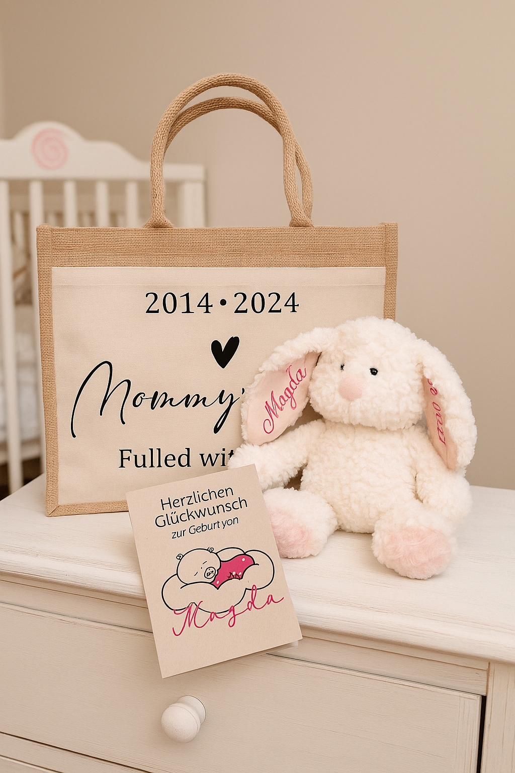 Personalisierbares Geschenkset zur Geburt mit Kuscheltier, Jutetasche und Karte – AC Designs