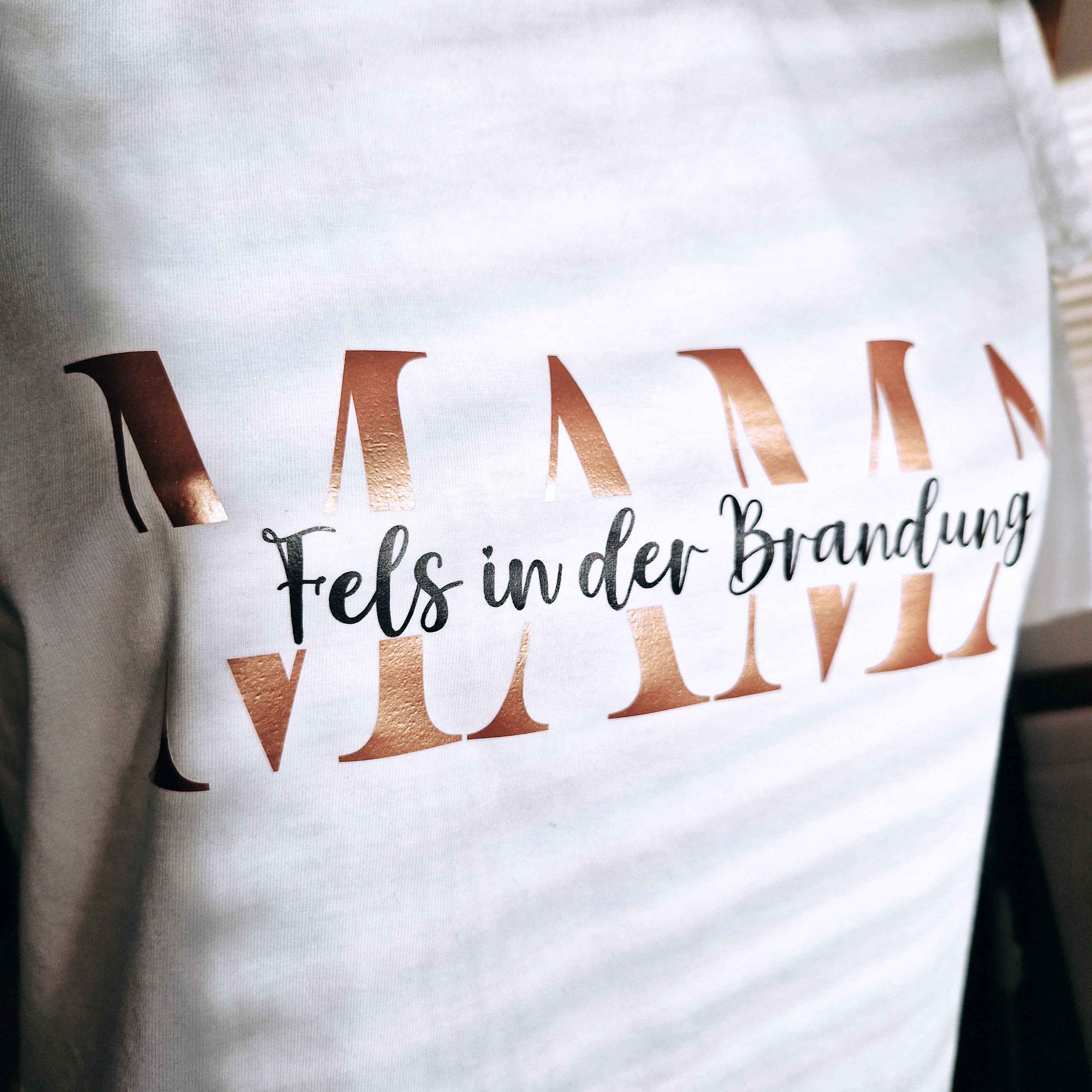Bügelmotiv 'MAMA' in Rosegold – Personalisierbar mit Text | Bügeltransfer für T-Shirts & Stoffe Inkl. Anleitung – Perfekt für Muttertag, Geburtstag & mehr