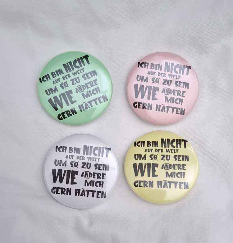 Button - »Ich bin nicht auf der Welt, um so zu sein, wie andere mich gern hätten« – wählbare Farben – mit Sicherheitsnadel – Geschenkidee