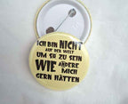 Button - »Ich bin nicht auf der Welt, um so zu sein, wie andere mich gern hätten« – wählbare Farben – mit Sicherheitsnadel – Geschenkidee