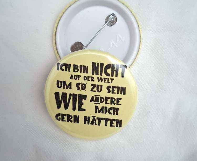Button - »Ich bin nicht auf der Welt, um so zu sein, wie andere mich gern hätten« – wählbare Farben – mit Sicherheitsnadel – Geschenkidee
