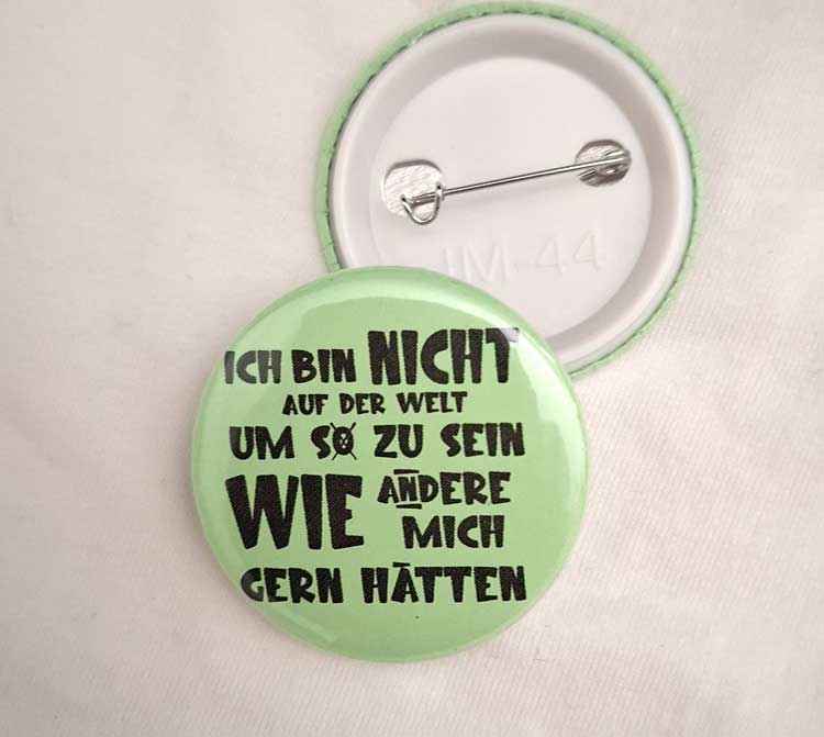 Button - »Ich bin nicht auf der Welt, um so zu sein, wie andere mich gern hätten« – wählbare Farben – mit Sicherheitsnadel – Geschenkidee