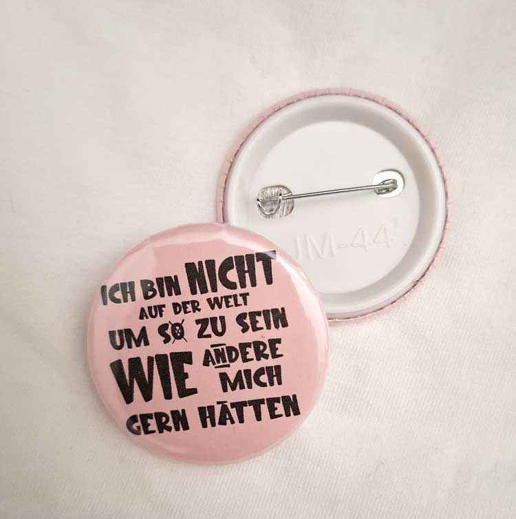 Button - »Ich bin nicht auf der Welt, um so zu sein, wie andere mich gern hätten« – wählbare Farben – mit Sicherheitsnadel – Geschenkidee