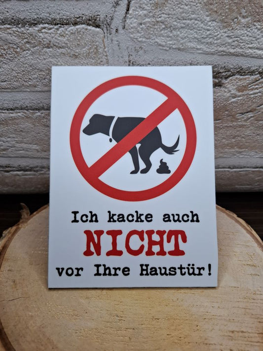 Kunststoffschild mit der Aufschrift "Keine Hunde" und dem Hinweis: "ICH KACKE AUCH NICHT VOR IHRE HAUSTÜR".