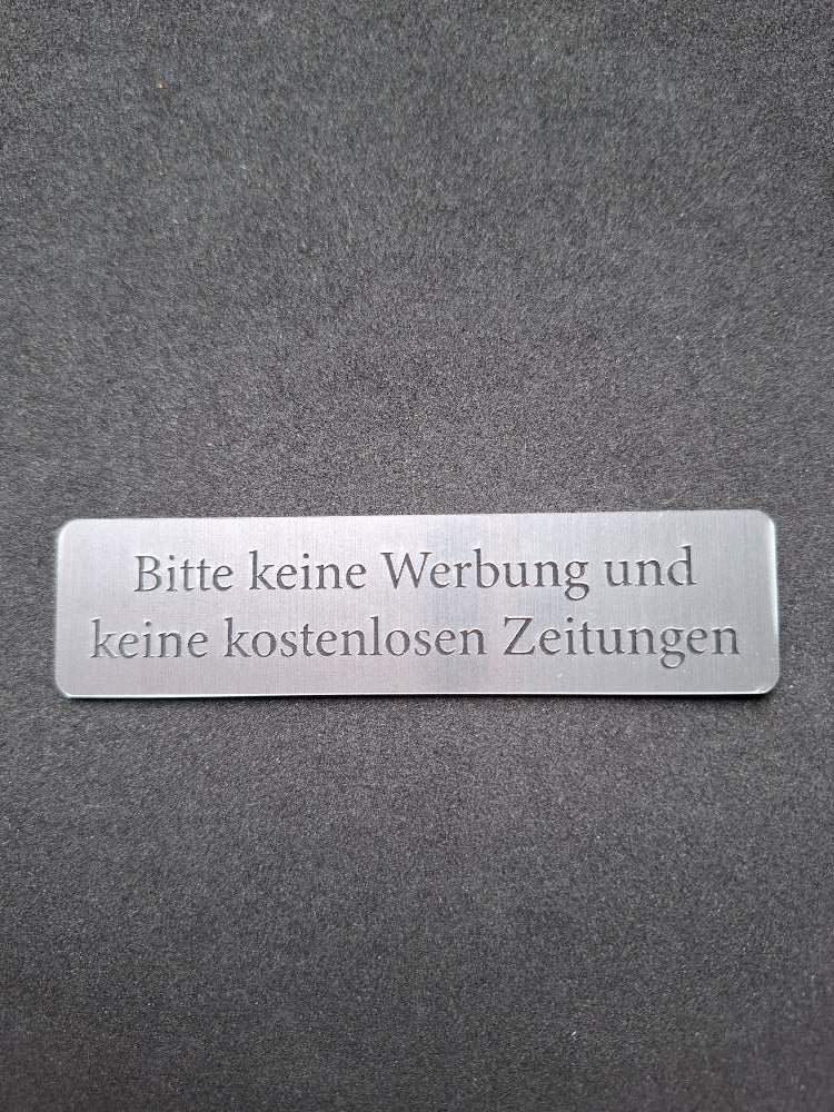 "Bitte keine Werbung und keine kostenlosen Zeitungen" Briefkastenschild | Graviertes Kunststoffschild (100x25 mm) - 4 Farbvarianten