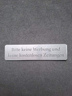 "Bitte keine Werbung und keine kostenlosen Zeitungen" Briefkastenschild | Graviertes Kunststoffschild (100x25 mm) - 4 Farbvarianten