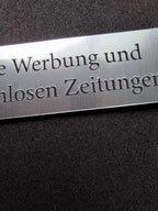 "Bitte keine Werbung und keine kostenlosen Zeitungen" Briefkastenschild | Graviertes Kunststoffschild (100x25 mm) - 4 Farbvarianten