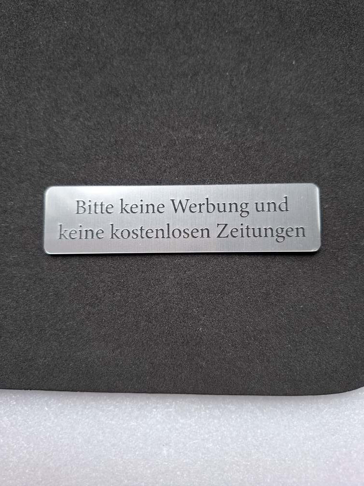 "Bitte keine Werbung und keine kostenlosen Zeitungen" Briefkastenschild | Graviertes Kunststoffschild (100x25 mm) - 4 Farbvarianten