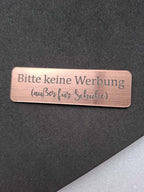 Briefkastenschild - „Keine Werbung – außer für Schuhe“ | Graviertes Kunststoffschild (80x24 mm) – Witzig & individuell