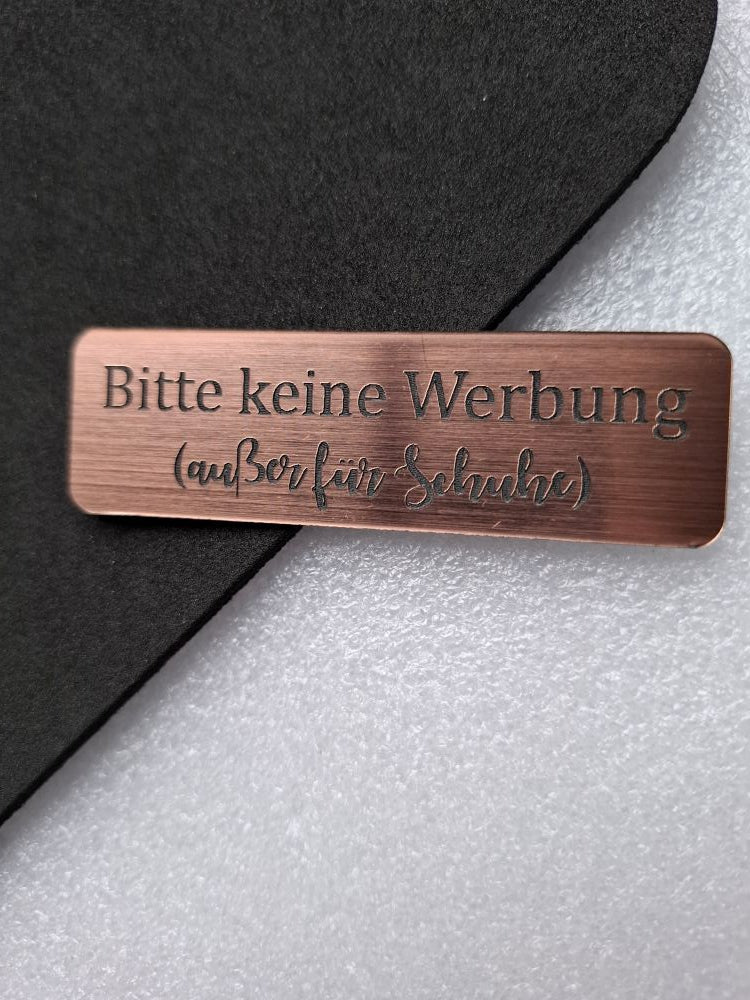 Briefkastenschild - „Keine Werbung – außer für Schuhe“ | Graviertes Kunststoffschild (80x24 mm) – Witzig & individuell