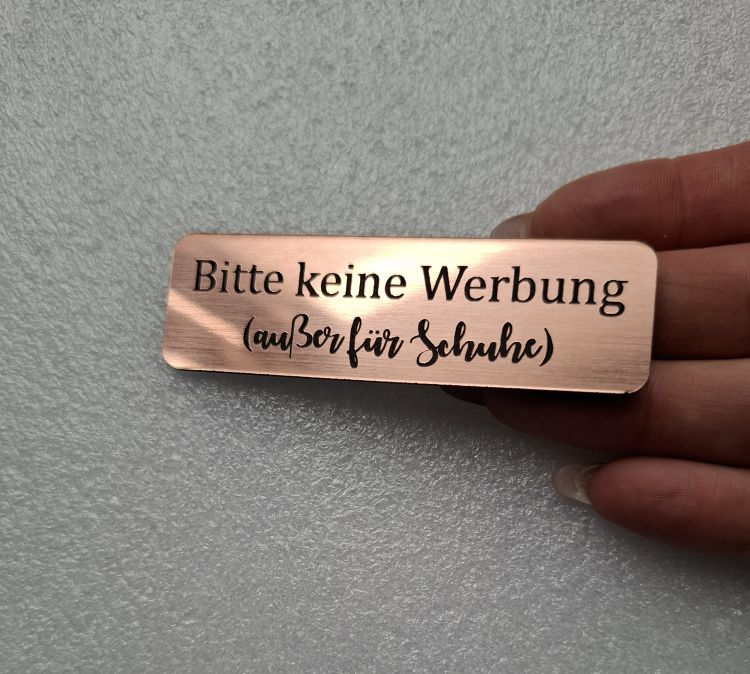 Briefkastenschild - „Keine Werbung – außer für Schuhe“ | Graviertes Kunststoffschild (80x24 mm) – Witzig & individuell