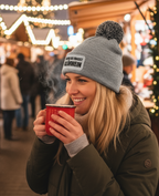 Mütze „Bevor du fragst Glühwein“ – Winter Beanie mit 2-farbigem Bommel | Snowstar® Patch Beanie