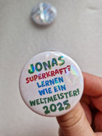 Personalisiertes Einschulungs-Button mit Namen – Lustiger Spruch & Glitzer-Effekt