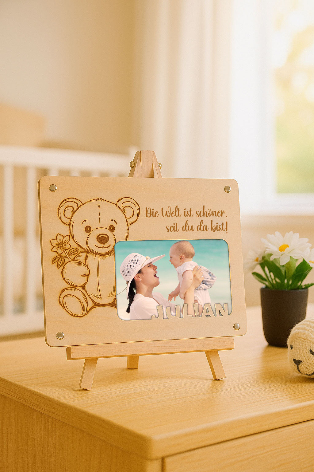 Personalisierte Geschenkidee zur Geburt – Holz-Bilderrahmen mit Gravur & Name (25 x 20,5 cm, Foto 15 x 10 cm)