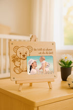 Personalisierte Geschenkidee zur Geburt – Holz-Bilderrahmen mit Gravur & Name (25 x 20,5 cm, Foto 15 x 10 cm)