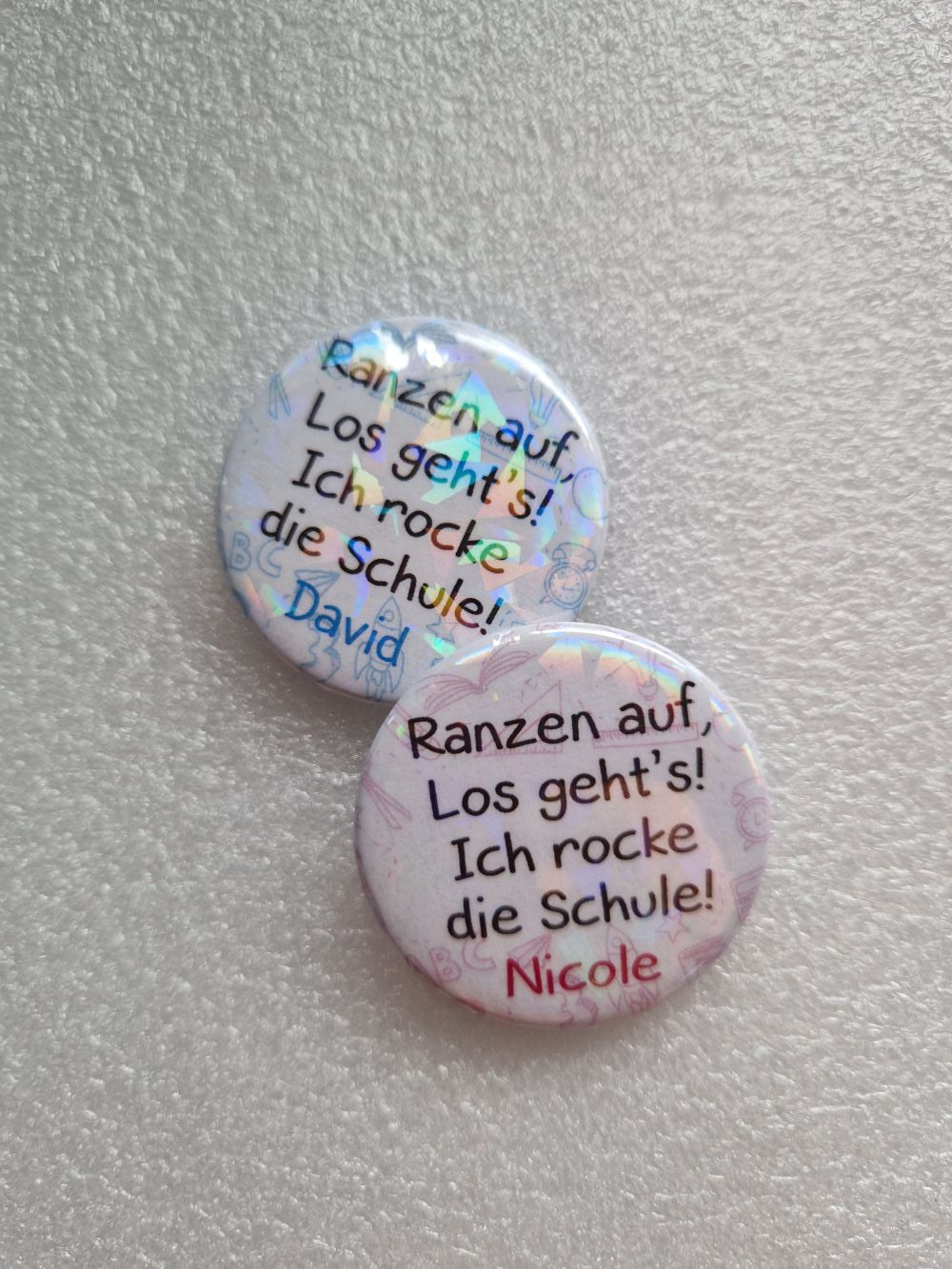Personalisiertes Einschulungs-Button mit Namen – Lustiger Spruch & Glitzer-Effekt